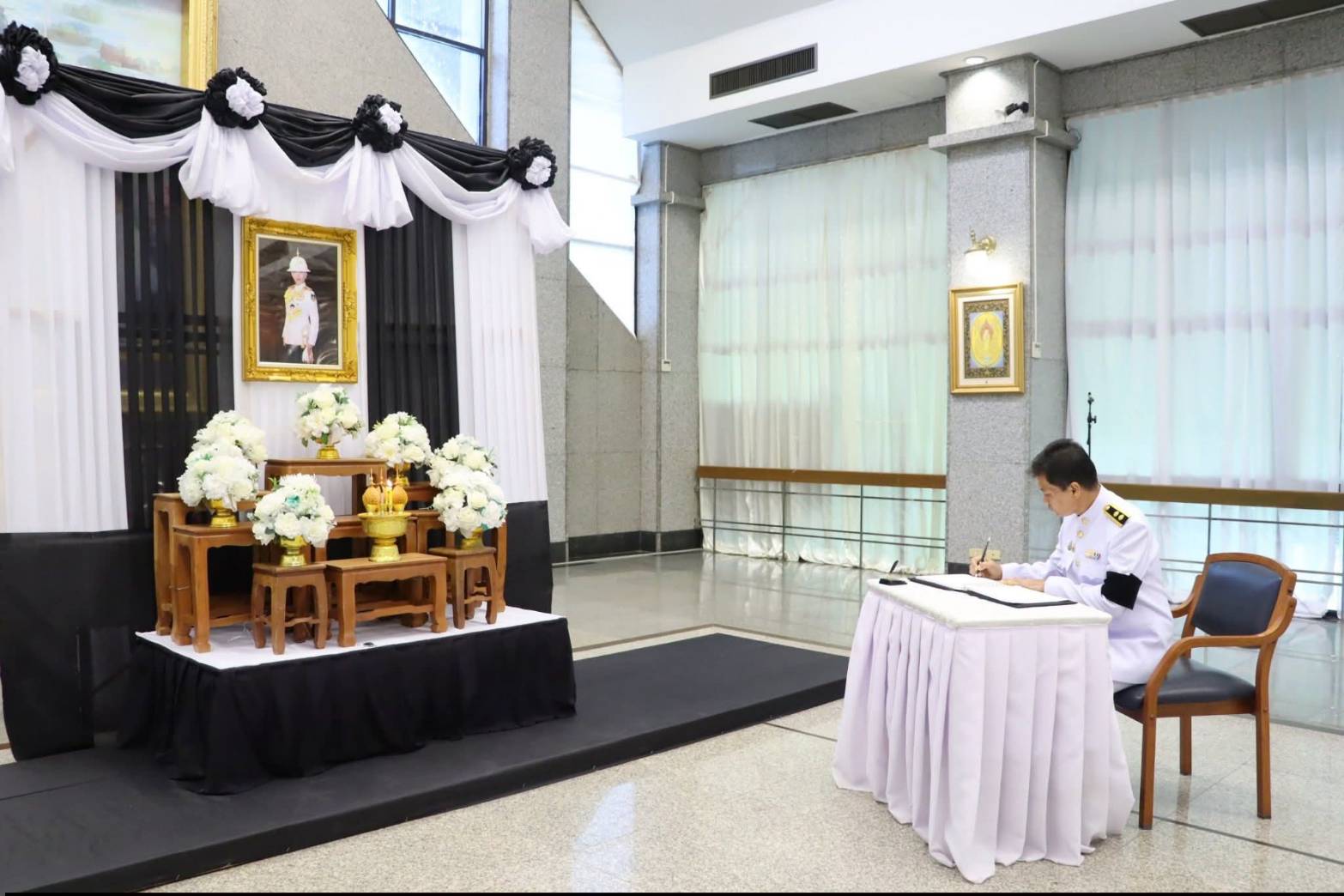 title - ศพส. จัดพิธีลงนามแสดงความอาลัยถวายแด่สมเด็จพระเจ้าลูกเธอ เจ้าฟ้าพัชรกิติยาภา นเรนทิราเทพยวดี กรมหลวงราชสาริณีสิริพัชร มหาวัชรราชธิดา ณ ศาลาพระมิ่งขวัญ ศูนย์ส่งเสริมและพัฒนาอาชีพเสริมนอกภาคการเกษตร (ศูนย์ศิลปาชีพบางไทรฯ (เดิม))
